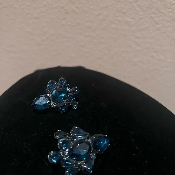 Elegant Blue Crystal Earrings - Picture 2 of 4